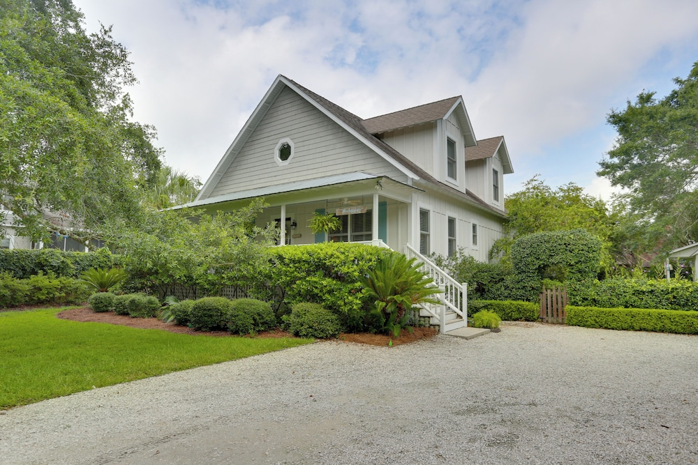 Bright St. Simons Island Escape: Walk to the Beach