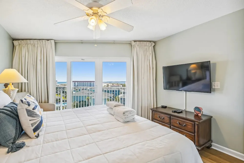 Seacrest 715B is a 2 BR Gulfside on Okaloosa Island by RedAwning
