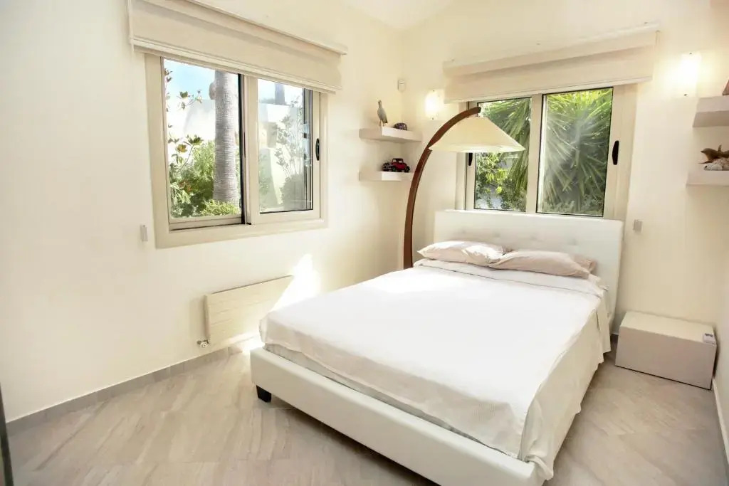Seafront 5 Bedroom Villa Paradise in Sea Caves