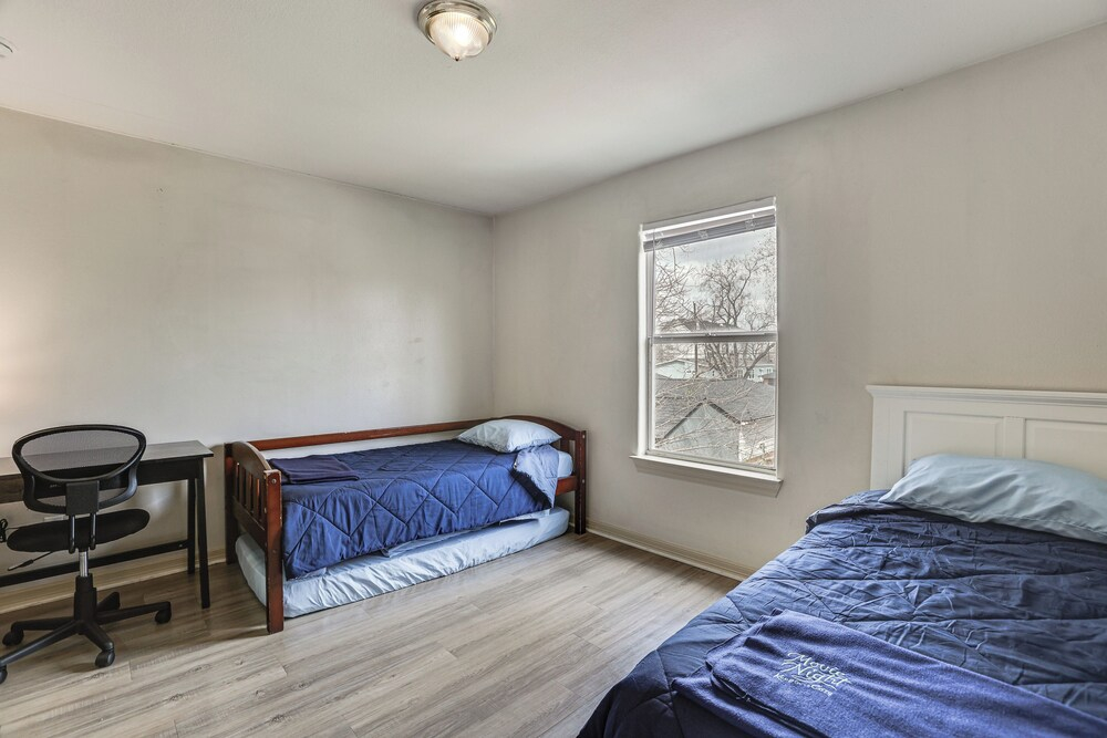 Ideal Location 4 Mi to Med Center! Houston Duplex