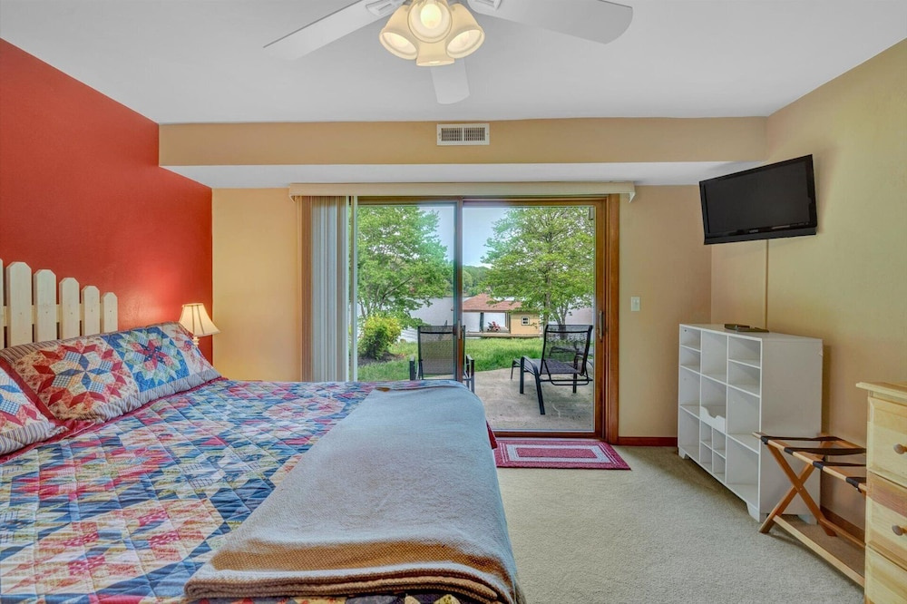Dancing Water - Sleeps 10, Private Dock, Game Room & Hot Tub