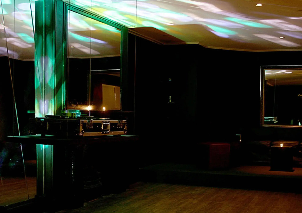 Glenelg Beach Hostel