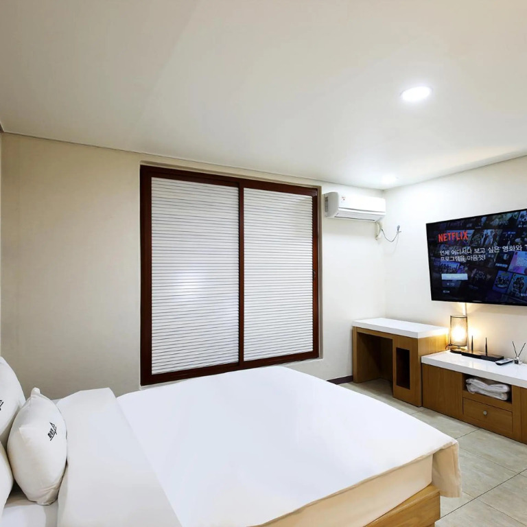 White Tourist Hotel