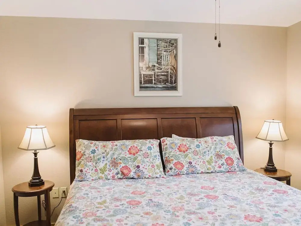 Hot Tub, Sauna, Fireplace, A/c, Dog Friendly, 1 mi to Whiteface, Forest View, Cascade Mountain Chalet