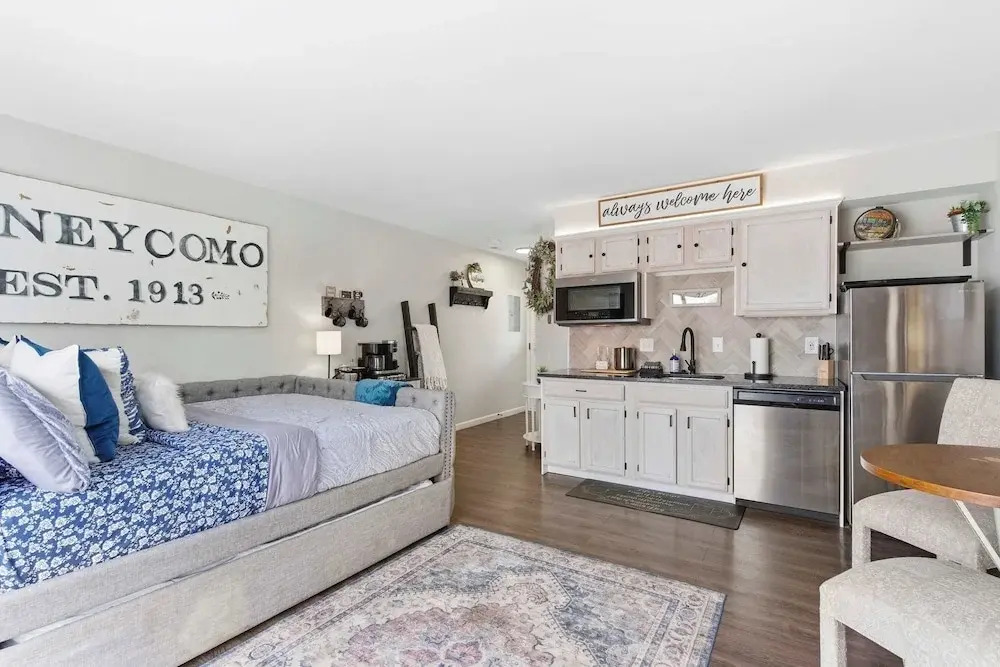 Taneycomo Topia Quaint Studio