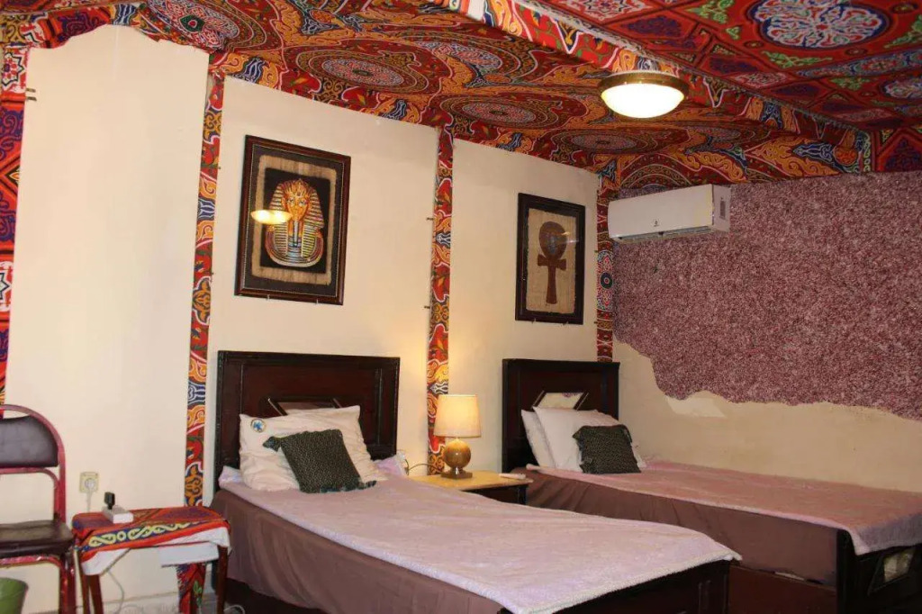Pyramids Overlook Inn