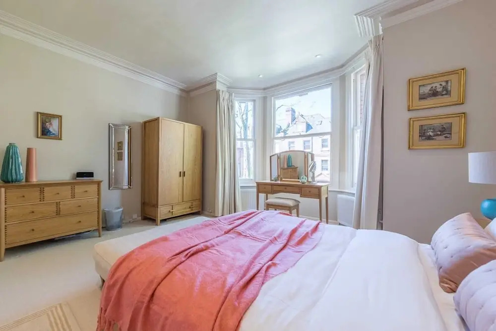 Homely 2 Bedroom Victorian Apartment in Hampstead