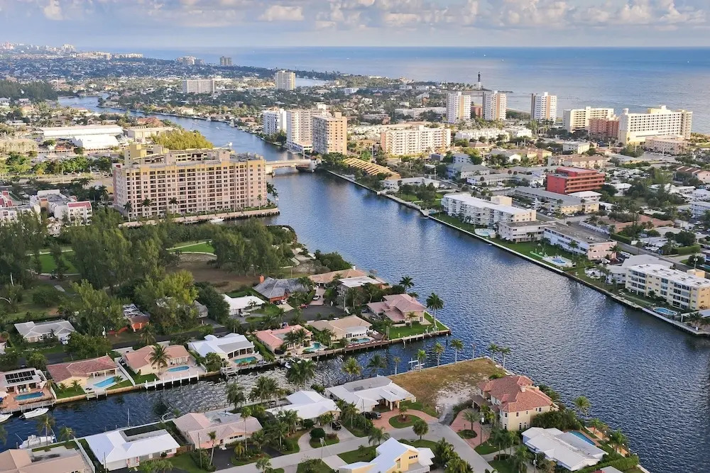 New Listing! Updated Beach W/ Sparkling Pool 1 Bedroom Condo