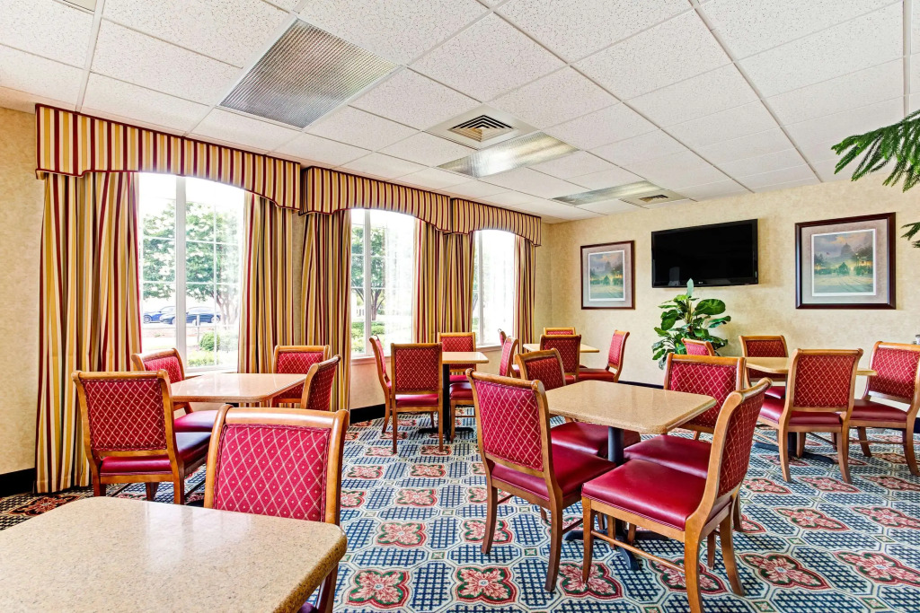Super 8 by Wyndham Smithfield-Selma