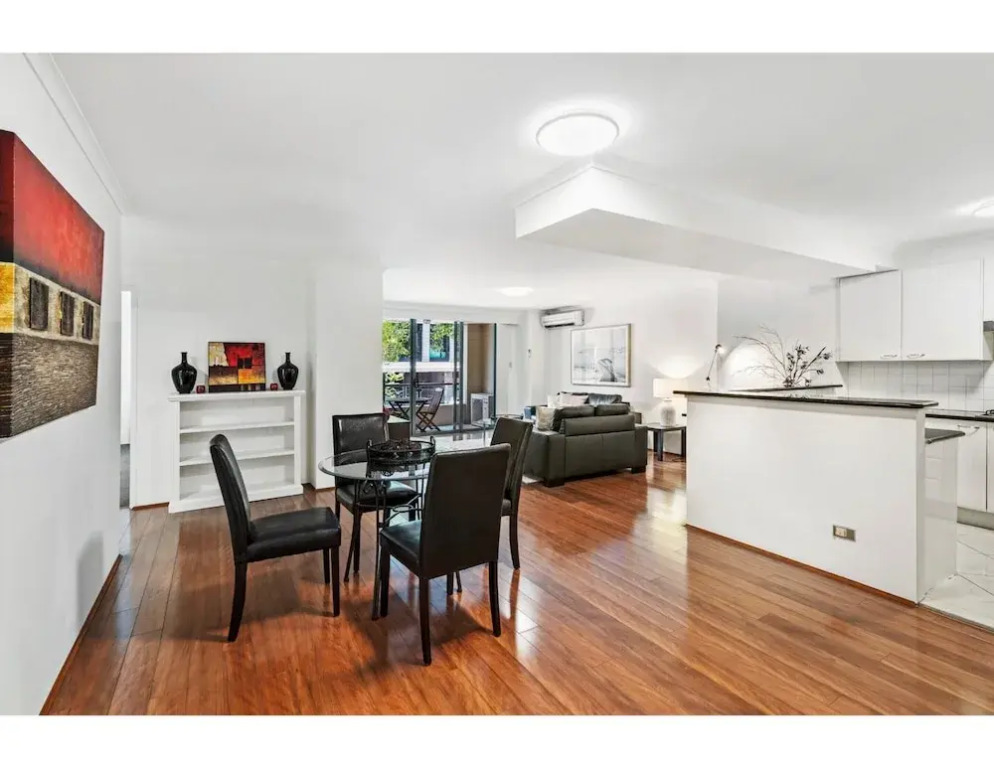 Poolside 2-bed Haven, Walk to City Centre
