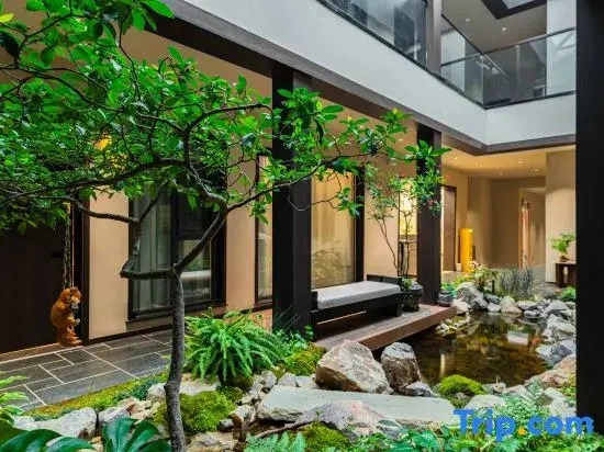 Xunluo Courtyard Hotel