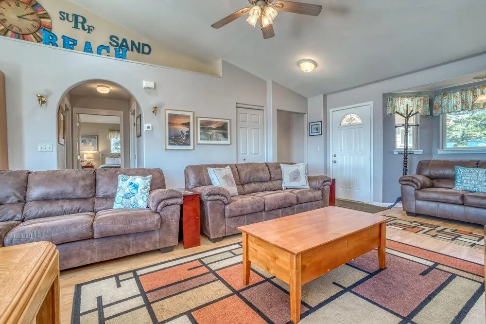Oceanview Hot Tub and Cozy Bonus Room - Charming Coastal Retreat