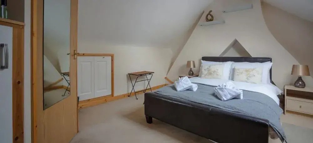 Hereford City - Goldcrest House - 4 Bedroom House With Parking, Located Very Close To City Centre & River Wye - Sleeps Up To 6 Guests - Hosted by RENTMYHOUSE