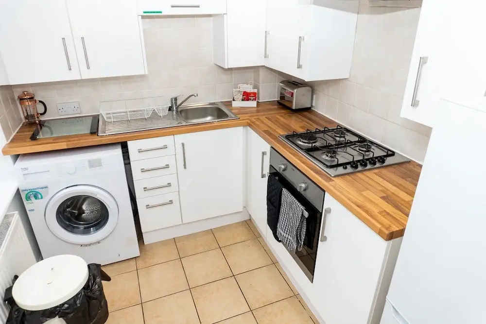 Comfy, 2 Bed House, Sleeps 6 with Garden and Free Parking in Cheltenham