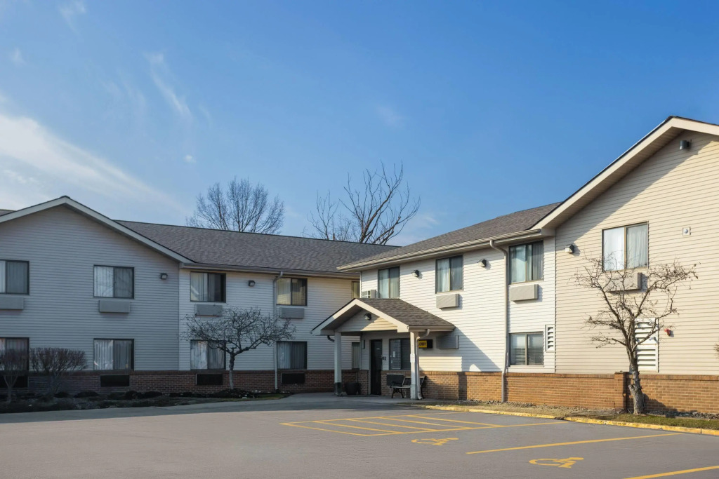 Super 8 by Wyndham Mentor/Cleveland Area