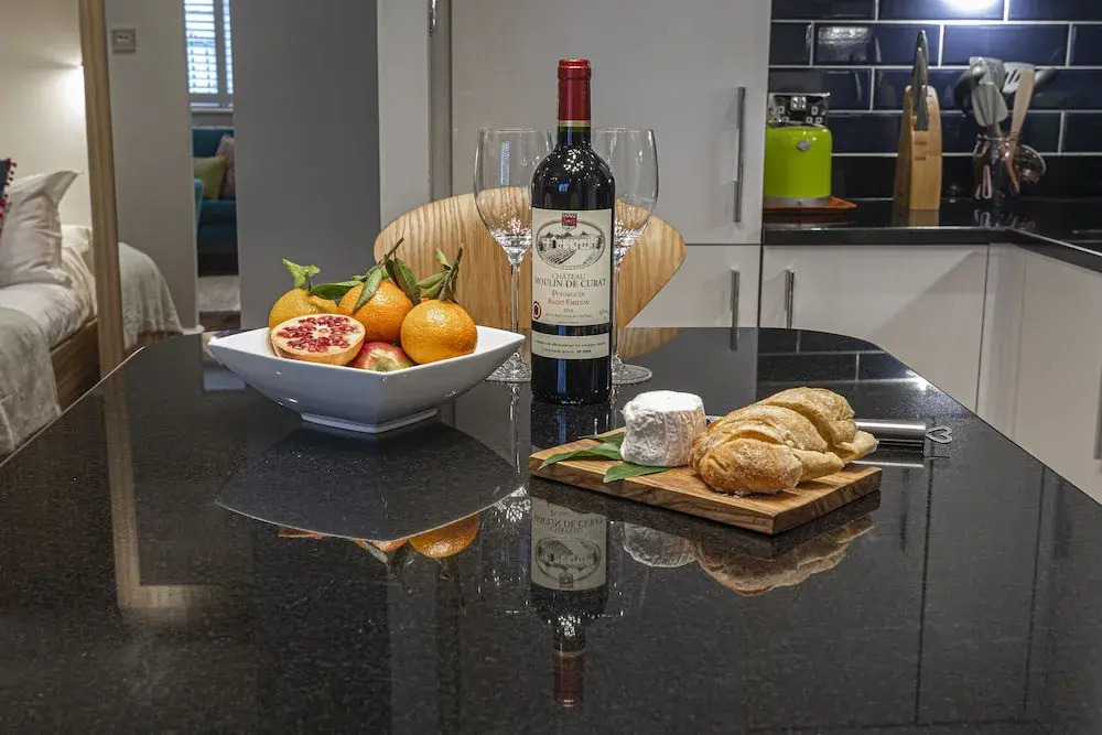 Monthly Discount! Self Isolation w/ Private Entrance and all Amenities, in Notting Hil