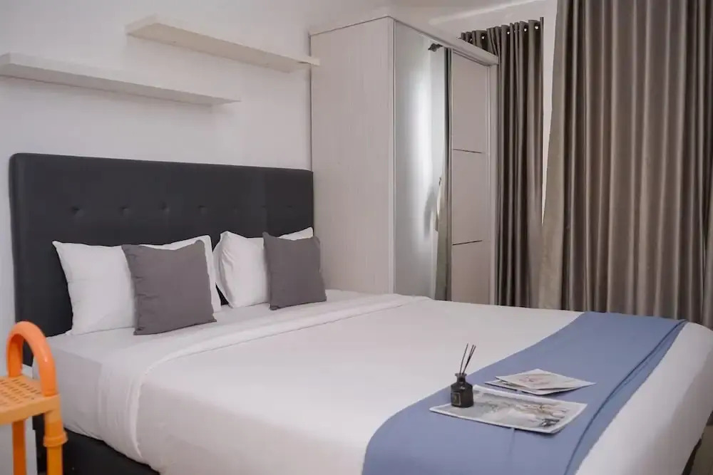 Comfortable and Warm Studio at Poris 88 Apartment