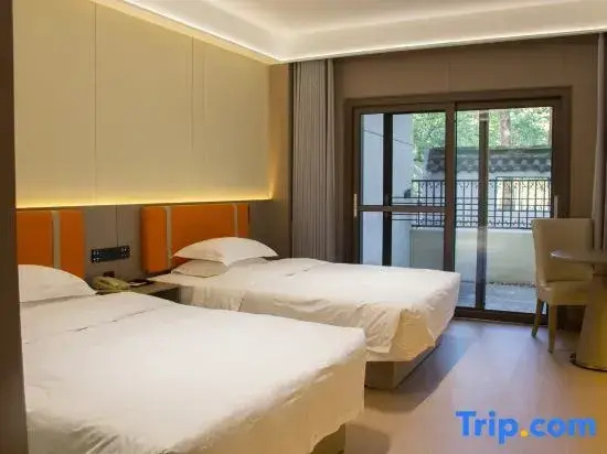 Quhua Hotel (Juhua Workers' Square Branch, Quzhou High speed Railway Station)