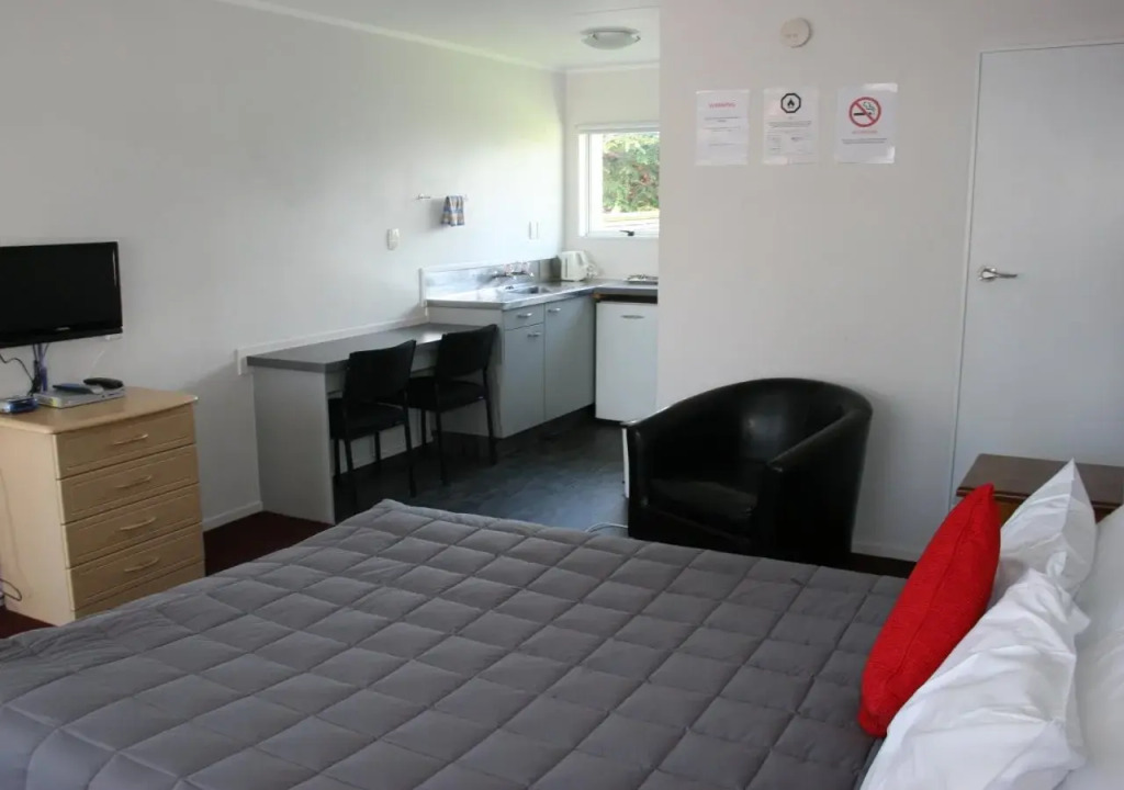 Burgundy Rose Motel