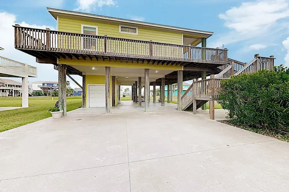 Spacious Gulf-side - Steps To Beach 4 Bedroom Home
