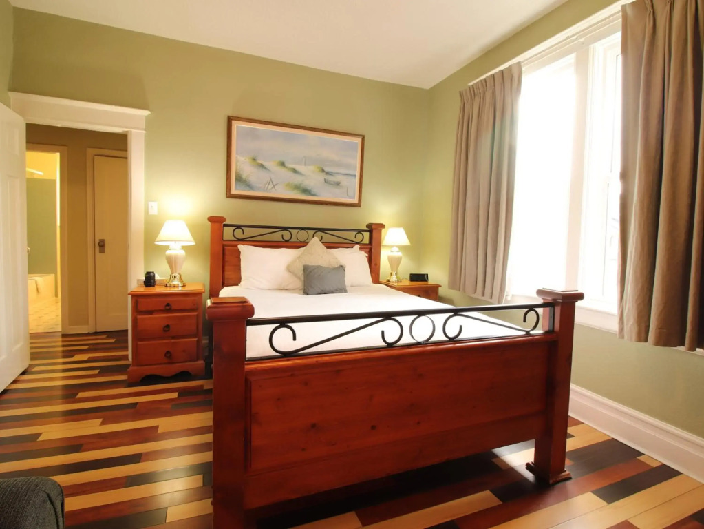 James Bay Inn Hotel, Suites & Cottage