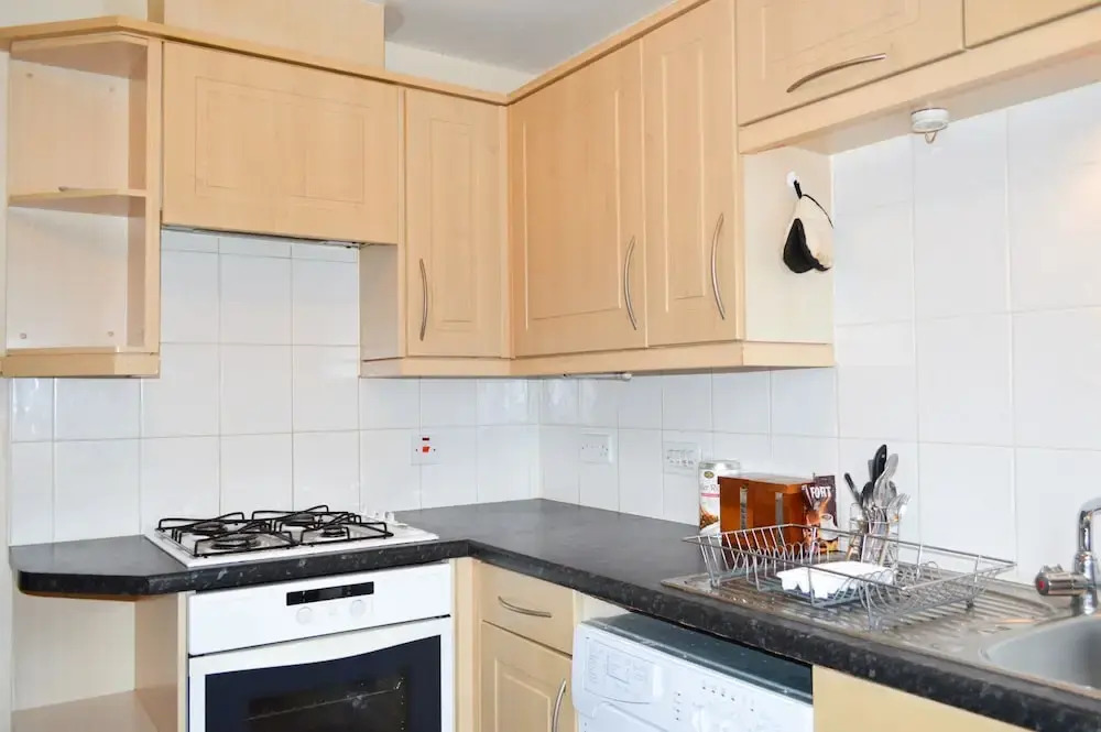Bright 2 Bedroom Apartment With Parking in Edinburgh