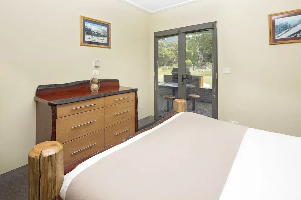 Kickenback Chalet - 2BR Chalet l Gym l Indoor Pool l Tennis Court l WiFi l Air-Con