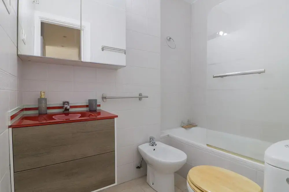 Bright And Quiet Apartment By Town