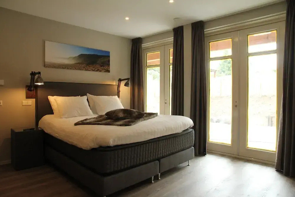 Luxurious Holiday Home with Hot Tub in Noordwijk