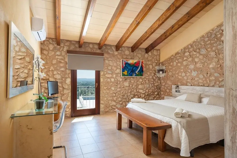 Villa in Buger With Pool & Mountain Views