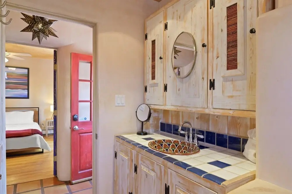 Casa Intima - Downtown Adobe, Walk to Plaza and Railyard, Kiva Fireplace, Large Enclosed Yard