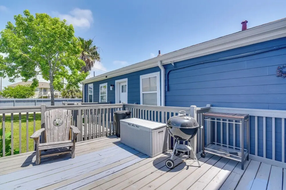 1 Mi to Pleasure Pier: Walkable Home in Galveston