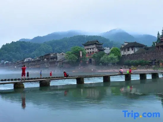 Yuejinge River View Homestay (Fenghuang Ancient City Store)