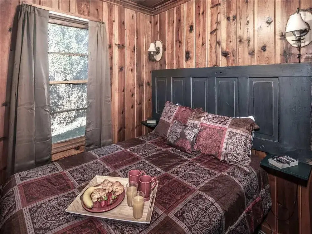 Perfect Cabin, 2 Bedrooms, Fireplace, Midtown, Sleeps 5