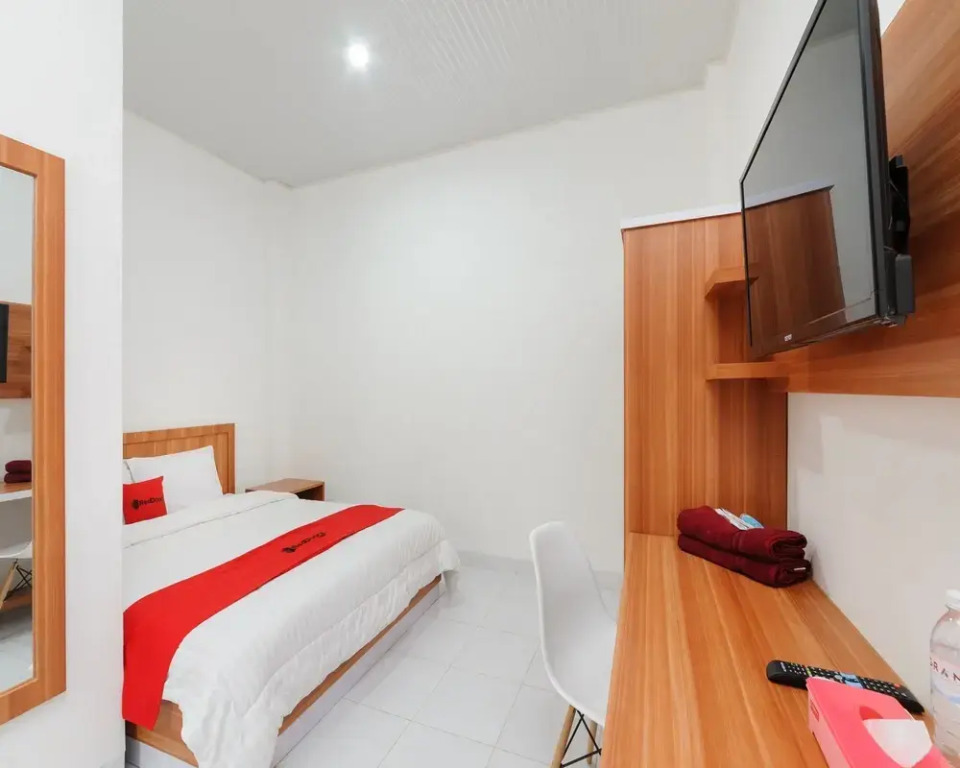 RedDoorz Plus Syariah near Mall Boemi Kedaton Lampung