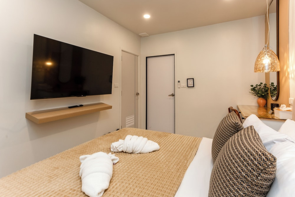 Newly Renovated Pool Villa with BBQ V296