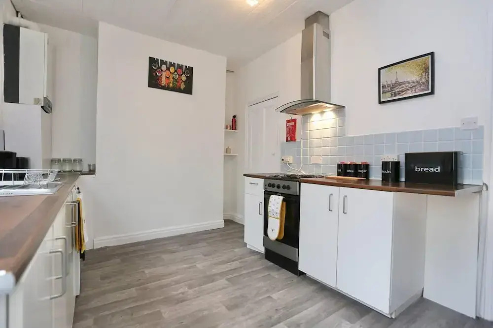 Charming 2-bed Home in Blackpool-central w Parking