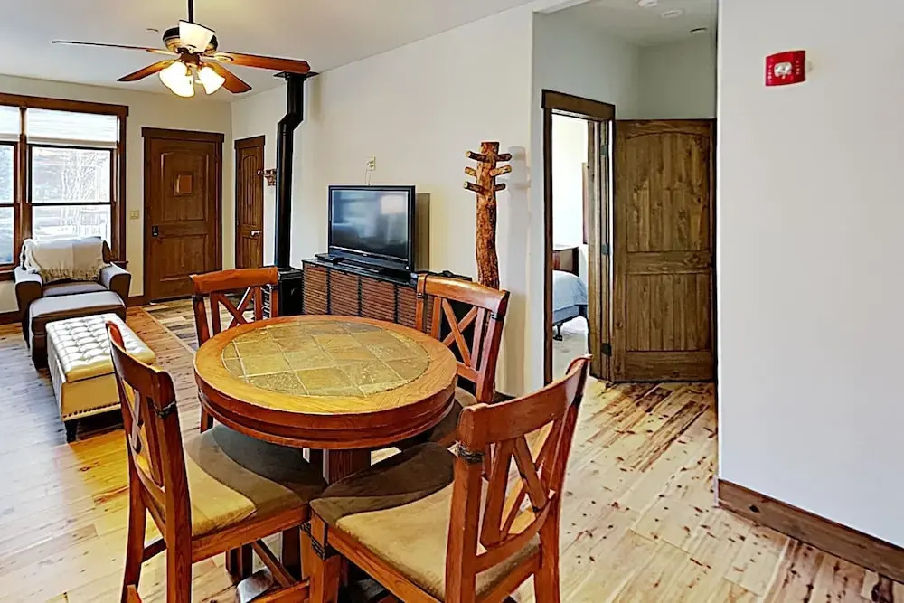 Luxe Mountain Getaway - 3 Blocks To Main Street! 1 Bedroom Condo