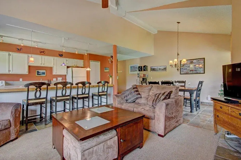 Sawmill 316 2 Br condo by RedAwning
