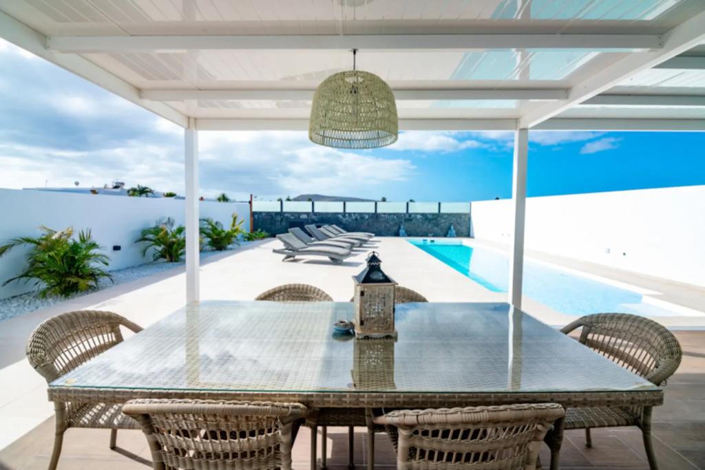 Villa AZAHAR Suites - beautiful and modern 3 bedroom property