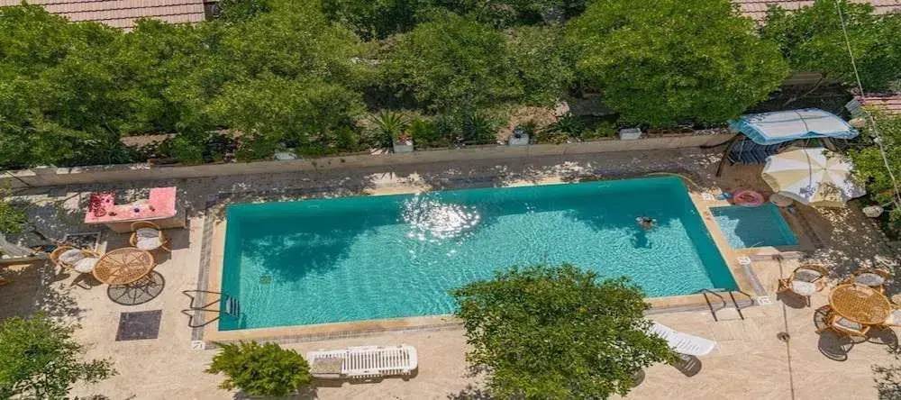 Felicity Hotel & Bungalows