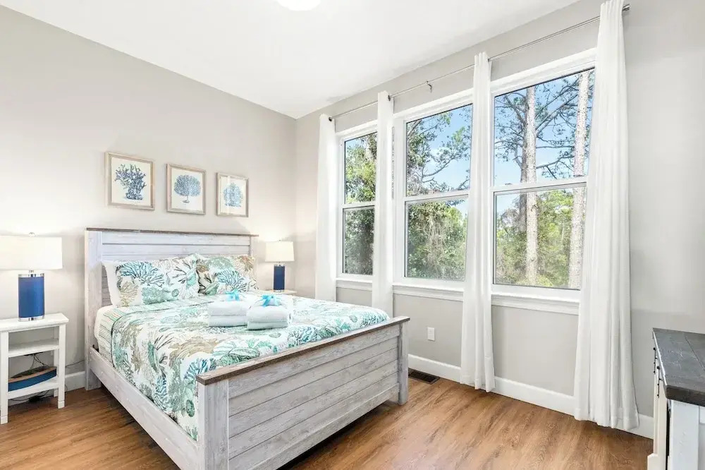 Sailors Cove: 5-bedroom, 4.5 Baths, Sleeps 12! Steps Away From the Beach!