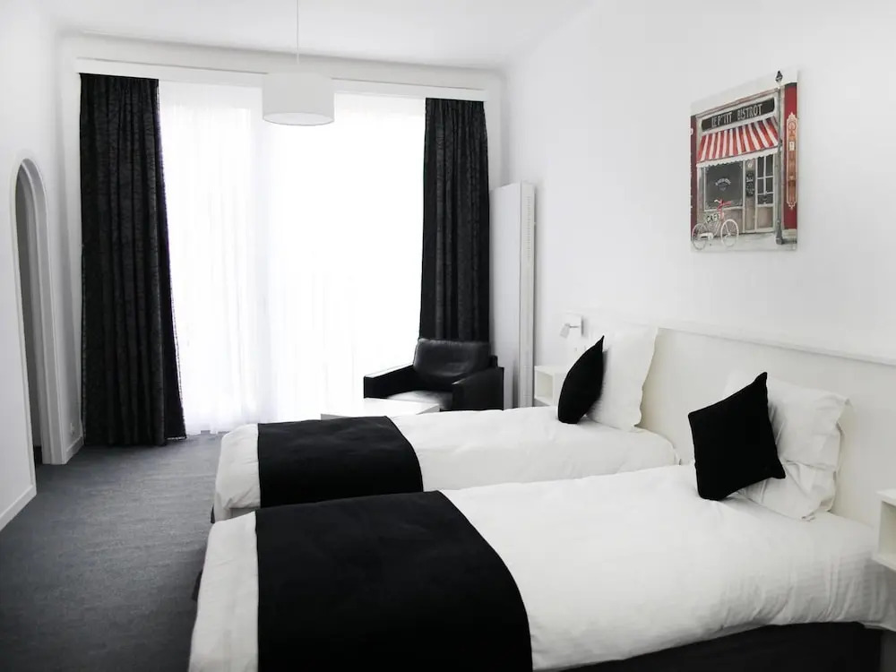 Hotel Satellite