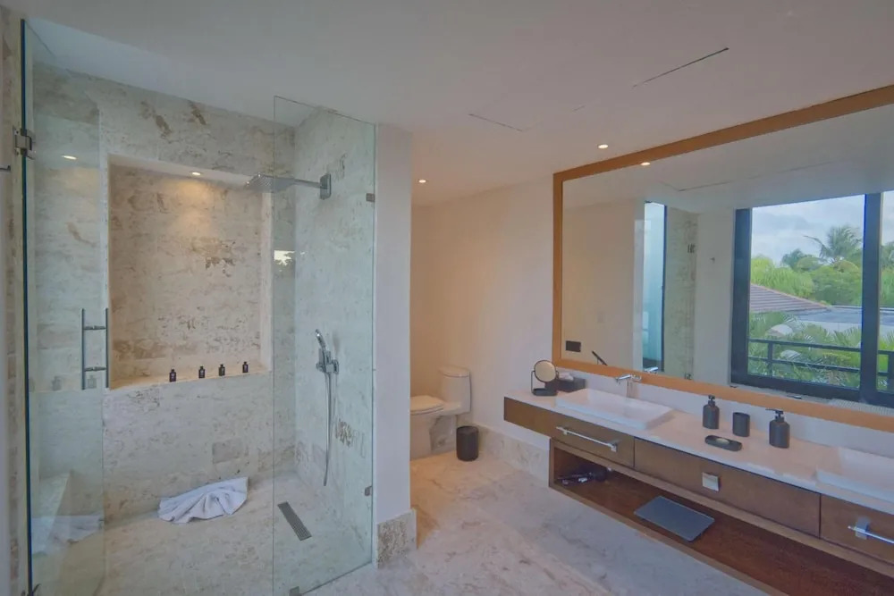 Modern Villa With Full Service Staff Close to Beach and Golf