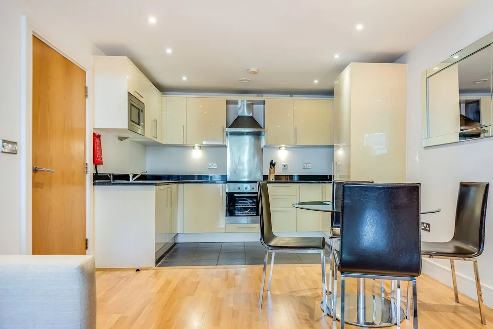 Two Bedroom Apartment in Canary Wharf