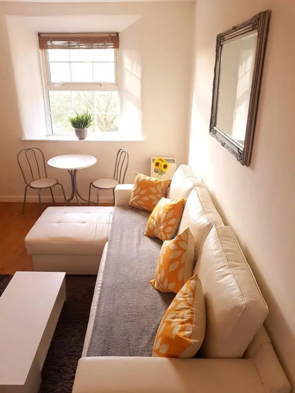 Spacious Bright & Modern Living