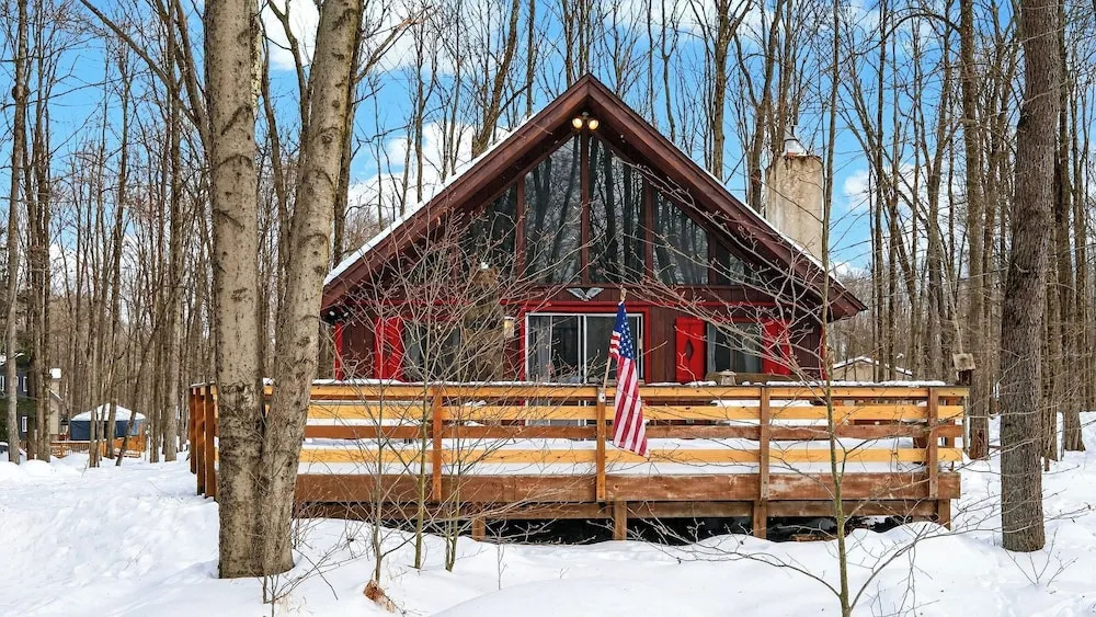 Evergreen Lodge by Avantstay Poconos Lake Cabin + Fireplace + Large Deck + Near Jack Frost & Kalahari