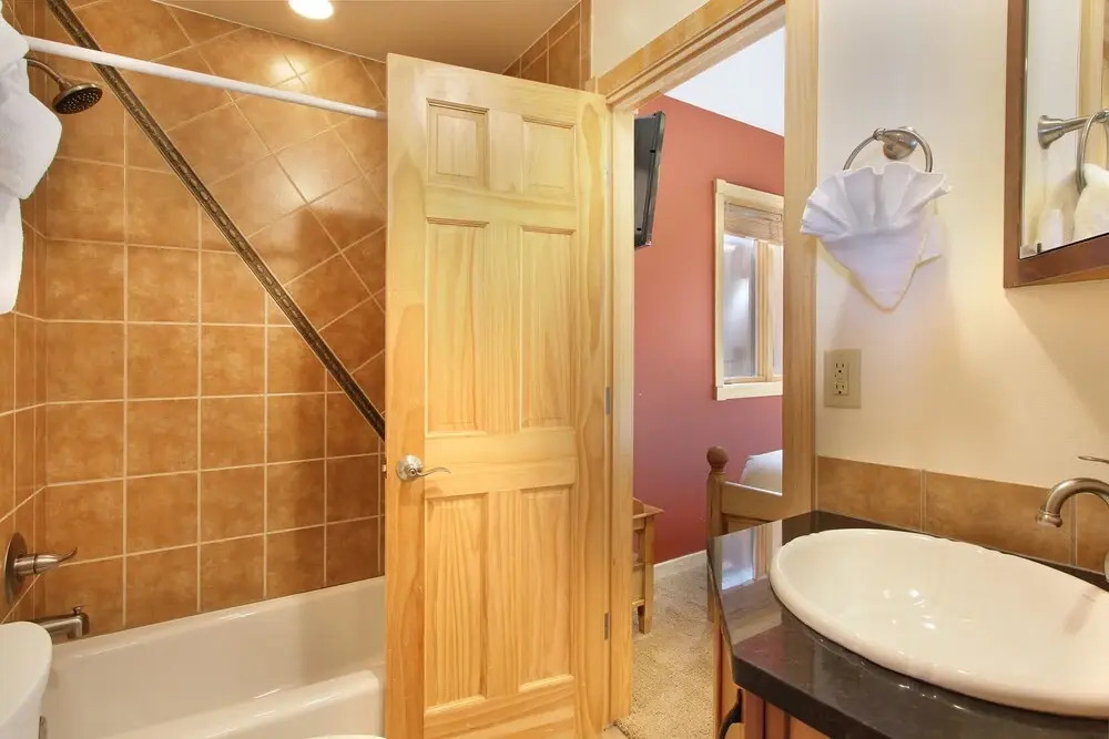 Chiefs Head Peak 21b 2 Bedroom Condo by RedAwning