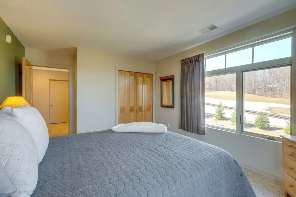 Ski-in/ski-out! Cozy Bellaire Resort Retreat!