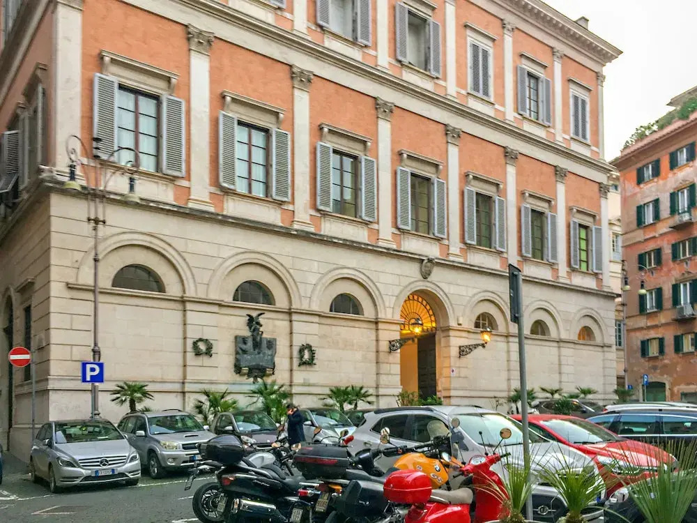 Majestic 1BR / 2BR Suites Next To Colosseum at Piazza Venezia